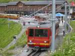 Station Kleine Scheidegg der Jungfraubahn am 05.07.2003. Ein Zug fhrt in Richtung Jungfraujoch ab.