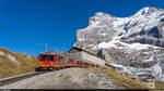 JB BDhe 4/8 214 & Bhe 4/8 224 / Eigergletscher, 16. Oktober 2021<br>
Im Hintergrund die neue Umsteigestation Eigergletscher, dahinter der Eiger.