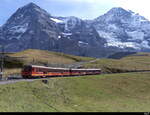 JB - Triebwagen BDeh 4/8 215 + BDeh 4/8 213 oberhalb des im JB Bahnhof auf der Kleinen Scheidegg unterwegs zum Jungfraujoch am 28.09.2023