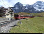 JB - Triebwagen BDeh 4/8 219  + BDeh 4/8 216 oberhalb des im JB Bahnhof auf der Kleinen Scheidegg unterwegs zum Jungfraujoch am 28.09.2023