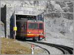 BDhe 4/8 214 verlsst bei Eigergletscher den 7km langen Tunnel gut 1000m tiefer als beim Start auf dem Jungfraujoch.