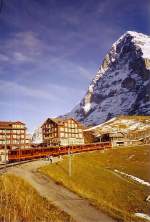 Triebwagen 215 der Jungfraubahn (Meterspur-Zahnradbahn) Station Kleine Scheidegg 2061m, im Oktober 2005.