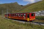 Bt 26 und BDhe 2/4 202 befinden sich am 13.8.11 oberhalb der Kleinen Scheidegg. im Hintergrund zu sehen ist das Lauberhorn, von wo aus jeden Winter die weltberhmte Weltcup-Abfahrt gestartet wird.