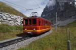 BDhe 2/4 208 und Bt 32 fahren am 13.8.11 vor der gewaltigen Kulisse der Eigernordwand talwrts.