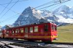 Zug der Jungfraubahn(JB)vor der mchtigen Kulisse des Eigers(3970 m..M.)Kleine Scheiddegg 23.09.11