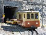 JB - Bauzug mit dem Triebwagen BDeh 2/4 203 und dem Transportwagen Sklp 84 beim der ausfahrt aus dem Jungfrautunnel oberhalb der Haltestelle Eigergletscher am 16.09.2011