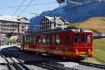 Bereit stehender BDhe 2/4 Triebwagen Nr. 209 der Jungfraubahn am 02.10.2011 im Bf Kleine Scheidegg (2064 m. . M.). Er wurde 1964 von SLM und BBC gebaut. Angekuppelt  (hinten) Steuerwagen Bt 33, auch Baujahr 1964.