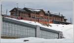 Oben das Stationsgebude und unten das neue Depot der JB auf der Kleinen Scheidegg. (25.04.2012)
