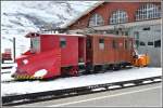 Die alte Rowan Lok He 2/2 Nr. 8 mit Schneefrse Zaugg und Schneepflug X52 kam am Vortag wieder zum Einsatz nach den Neuschneefllen. Kleine Scheidegg Depot JB. (25.04.2012)