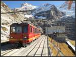 BDhe 4/8 213 vor dem Eiger in Eigergletscher. (23.10.2012)