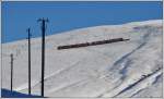 Zwei BDhe 4/8 mit einem Materialwagen fahren talwrts zwischen Eigergletscher und Kleine Scheidegg.