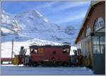 Selbstfahrende Schleuder Xhe rote 2/2 Nr 12 vor dem Depot Kleine Scheidegg und vor dem Mnch.