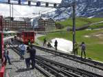 Kurz nach der Ankunft von Triebwagen der Wengernalpbahn auf der Kleinen Scheidegg ist nach dem Aussteigen fr einige Touristen der Gleisbereich der Jungfraubahn ein begehrter Fotostandpunkt