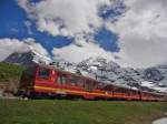 Vor dem Massiv des 3970 m hohen Eigers mit der wolkenverhangenen Spitze der Eigernordwand und des 4107 m hohen Mnchs befindet sich der 2002 in Betrieb genommene Triebwagen 218 kurz vor der Einfahrt