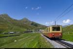 Der Jungfraubahn BDhe 2/4 204, ein Exemplar im alten Anstrich, schiebt am 24. Juni 2015 oberhalb der Kleinen Scheidegg seinen Steuerwagen bergwärts. Im Hintergrund der Bahnhof auf der Kleinen Scheidegg und darüber Lauberhorn und Tschuggen.