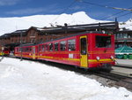 JB - Steuerwagen Bt 29 mit dem Triebwagen BDeh 2/4 210 im Bahnhof der Kleinen Scheidegg am 06.05.2016