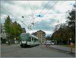 Obwohl die LEB nun im Viertelstundentakt verkehrt, und in den Spitzenzeiten zustzlich noch  Schnellzge  angeboten werden, wird in Lausanne noch immer auf ein paar Kilometer im Strassenbereich gefahren.
Ein RBe 4/8 mitten auf der Strasse auf dem Weg nach Lausanne Flon. Interessant die  Kreuzung  der Bus- und Bahnfahrleitung an dieser Stelle.
6. Nov. 2013