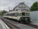 Der LEB Schnellzug 51 bestehend aus Bt 151 und Be 4/4 26 beim kurzen Halt in Romanel sur Lausanne.