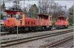 Von den drei BAM MBC Rangierloks wurde der Te 2/2 III 155 aufgeb�gelt und f�hrt nun weg, um den Kieszug aus Apples �ber die Rollbockanlage zu ziehen. 
Der von einem Schild verdeckte Tem III 329 (97 85 1 220 329-7) scheint ein Neuzugang der BAM/MBC zu sein.

4. M�rz 2024