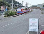 Ferrovia Monte Generoso: Triebzug 13 nimmt in Capolago den Aufstieg auf den Monte Generoso in Angriff. Ein Zeitdokument bilden die aufgestellten Tafeln, die eine strenge Regelung anzeigen, wann angesichts der grossen Trockenheit bew�ssert werden darf. 23.Juli 2026 