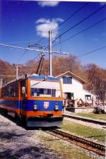 Triebwagen 12 der Ferrovia Monte Generoso(800mm Zahnradbahn)Station Bellavista 1228m, im April 2001.