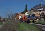 Die MOB Gm 4/4 2004  Albeuve  mit einem Dienstzug auf der Fahrt Richtung Montreux kurz nach Planchamp.