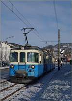 Ein MOB ABDe 8/8 als Wintersport-Extrazug von Vevey ins Pays d'en Haut bei der Ausfahrt in Blonay.