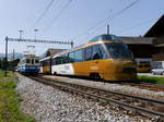 Goldenpass MOB - Fotoextrafahrt mit dem Be 4/4 1003 mit Kreuzung an der Spitze der Steuerwagen Ast 151 im Bahnhof von Schönried am 26.08.2017