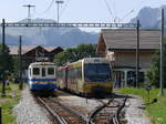 Goldenpass MOB - Fotoextrafahrt mit dem Be 4/4 1003 mit Kreuzung an der Spitze der Steuerwagen Bt 242 im Bahnhof von Schönried am 26.08.2017
