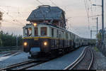 Reconstitution du Golden Mountain Pullman Express: Am 8. September 2017 wurde zu einer speziellen Fotofahrt eingeladen. Der FZe 6/6 2002 der Chemin de fer-musée Blonay-Chamby sollte mit den GoldenPass Classic Wagen der MOB zusammengebracht werden und so den legendären Golden Mountain Pullman Express aus den Jahren 1931/32 nachstellen, welchem aufgrund der Weltwirtschaftskrise leider kein Erfolg beschieden war. Da die Wagen in nächster Zeit auf die neue automatische Kupplung umgebaut werden, war dies die letzte Gelgegenheit für ein solches Zusammentreffen.<br>
Da der FZe 6/6 2002 aufgrund seines Zustands derzeit nicht für lange Fahrten gebraucht werden kann und weil die Wagen tagsüber im Einsatz stehen, wurde am Freitagabend eine kurze Fahrt von Sendy-Sollard nach Chamby durchgeführt. Die Wagen wurden vorher mit den Fotografen von der GDe 4/4 6001 von Montreux nach Sendy-Sollard gebracht (wobei die Fotografen kurz vorher an der Fotostelle ausgeladen wurden) und am Ende in Chamby wieder abgeholt für die Rückfahrt nach Montreux.<br>
Der Fotozug nach Ankunft in Chamby.