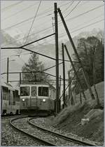 Herrlich schiefe Holzmasten und der ABDe 8/8 4001 SUISSE; für beide scheint die Zeit bei der Mob langsam aber sicher abzulaufen.