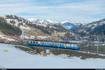 MOB ABDe 8/8 4002  Vaud  als Regio 2214 Gstaad - Zweisimmen am 8. Januar 2018 oberhalb Zweisimmen.<br>
Da die Strecke der MOB zwischen Gstaad und Château d'Oex bis voraussichtlich 12. Januar 2018 wegen eines Erdrutsches unterbrochen ist, verkehren die Züge auf Berner Seite nur zwischen Zweisimmen und Gstaad bzw. Lenk. Zum Zeitpunkt des Erdrutsches befanden sich die Triebzüge 4001, 4002 und 5001-5003 auf dieser Seite, dazu vier GDe 4/4 mit drei Wagenkompositionen und die Ge 4/4 8001. <br>
Da die Zeit in Gstaad nicht zum Umfahren reicht, wird der Verkehr komplett mit Triebzügen abgewickelt, was für die alten 4000er-Triebwagen wieder mal Hochbetrieb bedeutet. Geplant werden die Regio Zweisimmen - Gstaad (- Rougemont), sowie die Halbstundenzüge an die Lenk, mit 4000er-Triebwagen gefahren. Die Züge Zweisimmen - Gstaad (- Montreux) und den Grundtakt an die Lenk übernehmen Triebwagen der Serie 5000. Die Aufteilung kann allerdings mehrmals am Tag ändern.