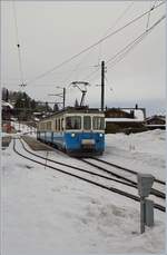 Der MOB ABDe 8/8 4001 verlässt als regionalzug Lenk - Gstaad - (Rougemont) 2419 den Bahnhof von Schönried, welcher immer noch mit herrlich krummen Holzfahrleitungsmasten aufwartet.