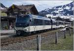Die MOB Ge 4/4 8001 mit dem ihrem Regionalzug 2217 nach Château d'Oex -(Montreux) beim Halt in Saanen.