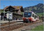 Der süss für die Nankai Electric Railway werbende MOB Pendelzug ABt 342 - Be 4/4 5002 - Bt 242 ergibt vor dem üppigen Blumenschmuck des Bahnhofs von Saanen ein sehr buntes Bild. 
5. Okt. 2018