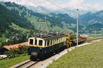 MOB De 4/4 28, Baujahr 1924, mit einem Bauzug oberhalb Zweisimmen nach Château-d’Œx  unterwegs im August 1993.
Foto: Walter Ruetsch   