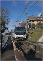 Die von Walter vor gut neuen Minuten in Montreux fotografierte MOB Ge 4/4 8004 mit ihrem IR 2122 nun bei der Ausfahrt in Chernex.