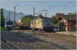 Ein Güterzug (Dienstzug) verlässt Blonay Richtung Chamby mit der schiebenden MOB GDe 4/4 6001.