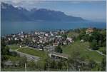 Der MVR MOB ABeh 2/6 7504  VEVEY  erreicht von Sonzier kommend auf seiner Fahrt nach Montreux den Halt Châtelard VD. 

Der Blick geleitet derweil über Clarens und den Genfer See bis zu den Savoyer Alpen. 

10. Mai 2020