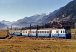 Montreux-Oberland Bernois Bahn/MOB.
ABDe 8/8 4001  Schweiz  zwischen Gstaad und Schönried auf der Fahrt nach Zweisimmen an einem herrlichen Sommermorgen im Juli 1980.
Während diesen Jahren hatten auch die Westschweiz sowie das Berner Oberland ihr  BLAUES BÄHNLI .
Foto: Walter Ruetsch  