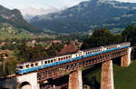 Montreux-Oberland Bernois Bahn/MOB.
ABDe 8/8 4002  Vaud  beim Passieren des Grubenbachviadukts bei Gstaad auf der Fahrt nach Montreux im Sommer 1979.
Während diesen Jahren hatten auch die Westschweiz sowie das Berner Oberland ihr  BLAUES BÄHNLI .
Foto: Walter Ruetsch  