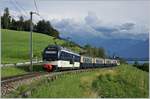 Der MOB Golden Pass Belle Epoque 2236 mach sich bei einem aufziehenden Gewitter auf den Weg nach Zweisimmen.