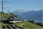 Sieben Gipfel und vier Stromabnehmer ragen in den freundlichen Abendhimmel! Der MOB Regionalzug 2238 ist auf der Fahrt von Montreux nach Zweisimmen kurz vor Planchamp vor dem Hintergrund der fast