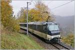 Kurz nach Sendy-Sollard zeigt sich die MOB Ge 4/4 8002 an der Spitze ihres Regionalzugs von Zweisimmen nach Montreux zwischen bunten Herbstfarben.