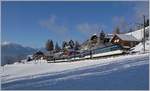 Bei Les Avants, in der überzuckerten Winterlandschaft ist der MOB Panoramic Express PE 2118 von Montreux auf dem Weg nach Zweisimmen.
