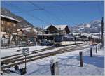 Die MOB Ge 4/4 8001 ist mit ihrem PE 2119 auf dem Weg von Zweisimmen nach Montreux und konnte beim Halt in Saanen fotografiert werden, wo zudem zwei (Hand)-Weichen-Laternen das Bild etwas verschönern. 

3. Dezember 2020