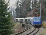 Die MOB Ge 4/4 8001 ist als Schublok mit dem GoldenPass Express 4065 von Interlaken nach Montreux unterwegs.