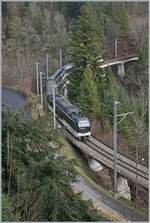 Der MOB Alpina ABe 4/4 9303 ist mit seinem MOB Panoramic Express 2215 von Zweisimmen nach Montreux unterwegs und überquert kurz nach Les Avants die 93 Meter lange Pont Gardiol, welche über den Bois des Chenaux überbrückt. 

4. Januar 2023