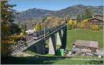 Der MOB ABe 4/4 9303 und ein weiterer sind mit dem PE 30 GoldenPass Belle Epoque 2219 auf der Fahrt von Zweisimmen nach Montreux und überqueren die Grubenbachbrücke in Gstaad. 

13. Oktober 2025