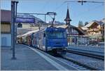 Die MOB Ge 4/4 8001 ist mit ihrem Golden Pass Express GPX PE 4064 von Montreux kommend in Zweisimmen angekommen. Der Zug wurde bei der Einfahrt bereits umgespurt und wird nun von der BLS Re 465 011 für die Weiterfahrt nach Interlaken Ost übernommen.  

30. November 2024